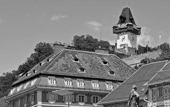Der Grazer Uhrturm ist ein 28 Meter hoher ehemaliger Wehrturm. Er steht auf dem Schloßberg und ist das Wahrzeichen von Graz. In dem am Fuße des Uhrturms gelegenen Rosengarten findet sich an einer Mauer eine Gedenktafel für Gerold Walzel, dem Verfassere und Komponisten des Grazer Studentenliedes.