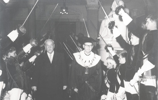 Feierlichkeiten '150 Jahre TU Graz' mit Bundespräsident Adolf Schärf und Rektor Hermann Beer, Stefaniensaal, 1961, rechts hinten zwei Chargierte der Allemannia