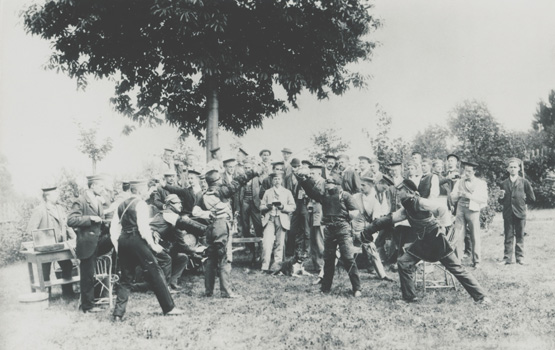 Mensur am Rosenberg, Juli 1893. Paukanten: Fritz Arledter und Mörl (Tetu. Prag), Sekundanten: A. Wagner und Negri (Arm. Graz), Testanten: A.Bräuninger und Kraus (Albia Wien), Unparteiischer: Stärk (Albia Wien)